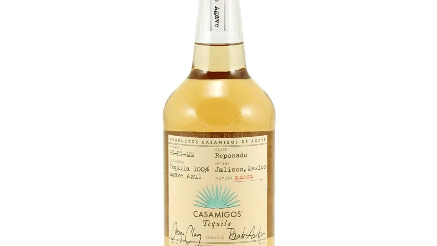 Casamigos Reposado tekila şişesinin arkasında kurucuların imzaları ve marka logosunun göründüğü sade beyaz cam tasarımı