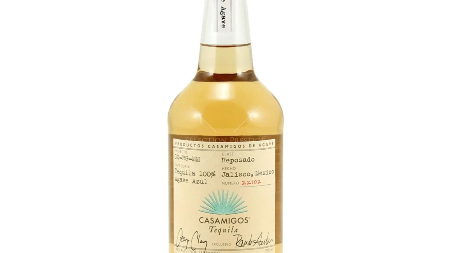 Casamigos Reposado tekila şişesinin arkasında kurucuların imzaları ve marka logosunun göründüğü sade beyaz cam tasarımı