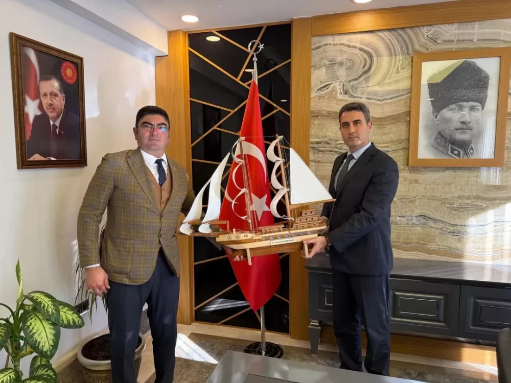 Kızılkaya atölyesinde üretildi! Başkan Güngör Kaymakam Kuruca'ya takdim etti - burdur bucak